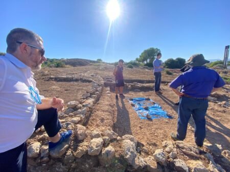 El hallazgo de una tejas helénicas confirma el origen griego del yacimiento de La Cella de Salou imagen 1717