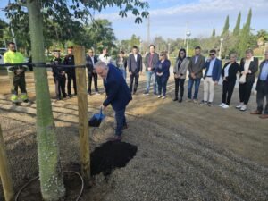 Salou planta un árbol para conmemorar el 35º aniversario de la Segregación imagen 1670