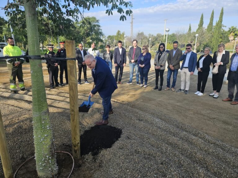 Salou planta un árbol para conmemorar el 35º aniversario de la Segregación imagen 1670