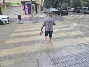 Los ciudadanos de Salou miran con temor al cielo imagen 1650