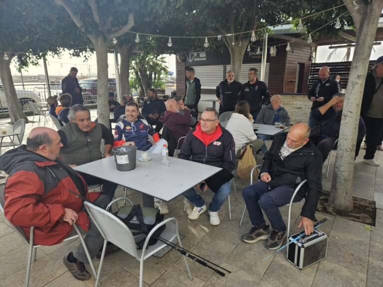 La primera jornada del concurso del calamar de Salou, suspendida por mala mar imagen 1613