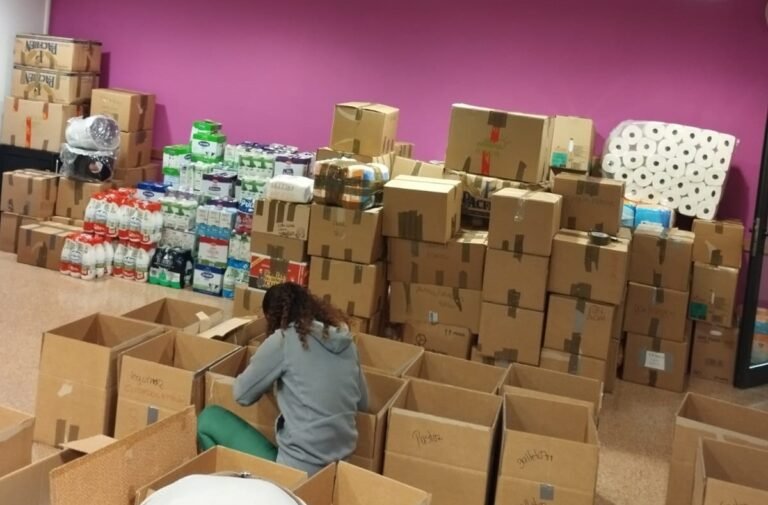 Cambrils recull més de 10.000 quilos d’aliments i materials pels damnificats per la DANA imagen 1686