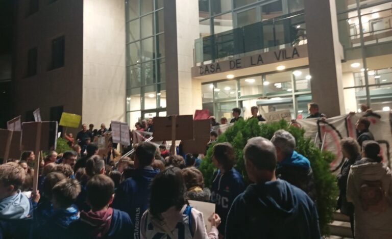 Manifestació a Cambrils: «Volem instal·lacions esportives dignes» imagen 1647