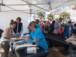 Cambrils celebra la festa del peix blau i reparteix 500 racions de seitó fregit imagen 1657