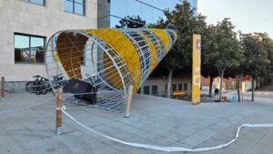 El viento tumba el árbol de Navidad de la plaza del Ajuntament de Cambrils imagen 1490