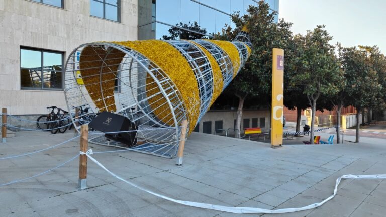 El viento tumba el árbol de Navidad de la plaza del Ajuntament de Cambrils imagen 1490
