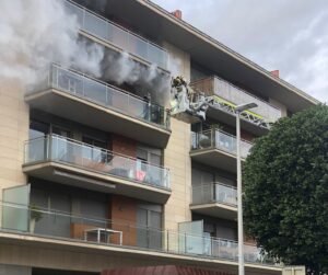 Cuatro heridos por inhalación de humo en el incendio de un piso en Vilafortuny imagen 1532