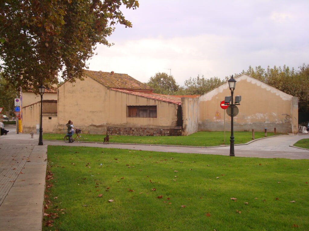 L'edifici està ubicat al final del passeig Albert, al costat de l’Escola Municipal de Música,