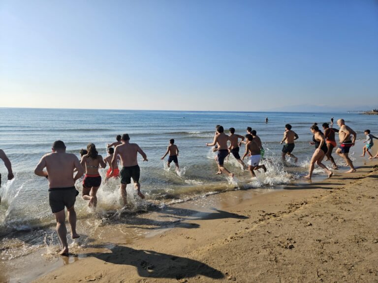 Más de 400 personas se bañan en la playa en La Pineda y Salou para despedir el año (GALERíA DE FOTOS) imagen 1455