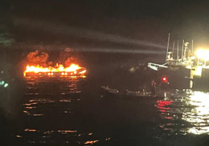 Rescatados 10 tripulantes de un pesquero incendiado cerca de Cap Salou imagen 1514