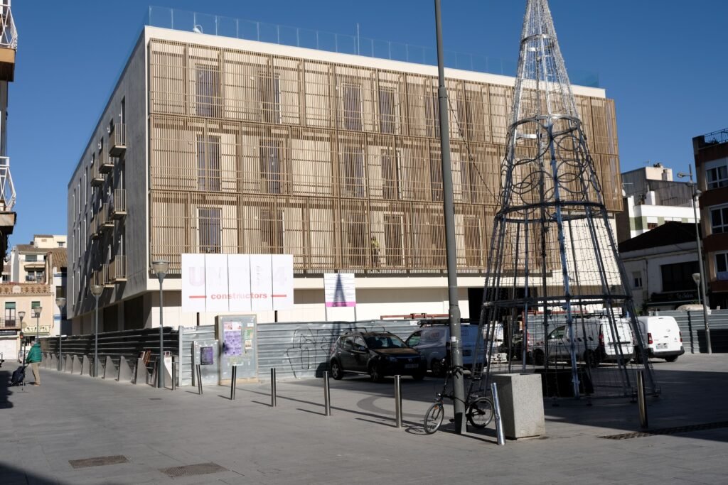 L'hotel està envoltat per tanques en la plaça del Pòsit