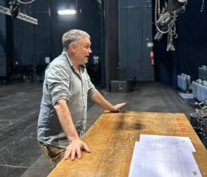 El director de teatre cambrilenc Iban Beltran estrena al TNC ‘Els contrabandistes de llibres de Darayya’ imagen 1369