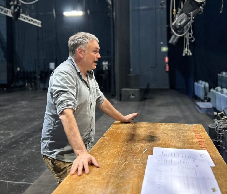 El director de teatre cambrilenc Iban Beltran estrena al TNC ‘Els contrabandistes de llibres de Darayya’ imagen 1369