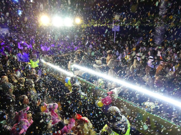 Un baño de 25 toneladas de confeti, este sábado en el Cós Blanc de Salou imagen 1337