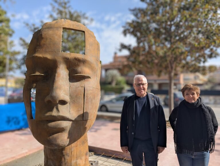Una escultura de bronce de 2,8 metros de altura simboliza la paz en Salou imagen 1242