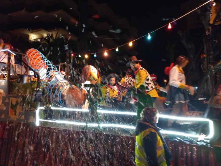El Cós Blanc de Salou desata una lluvia de confeti para más de 50.000 personas imagen 1304
