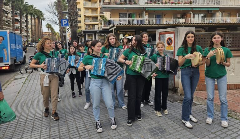 Música tradicional vasca por las calles de Salou imagen 1095