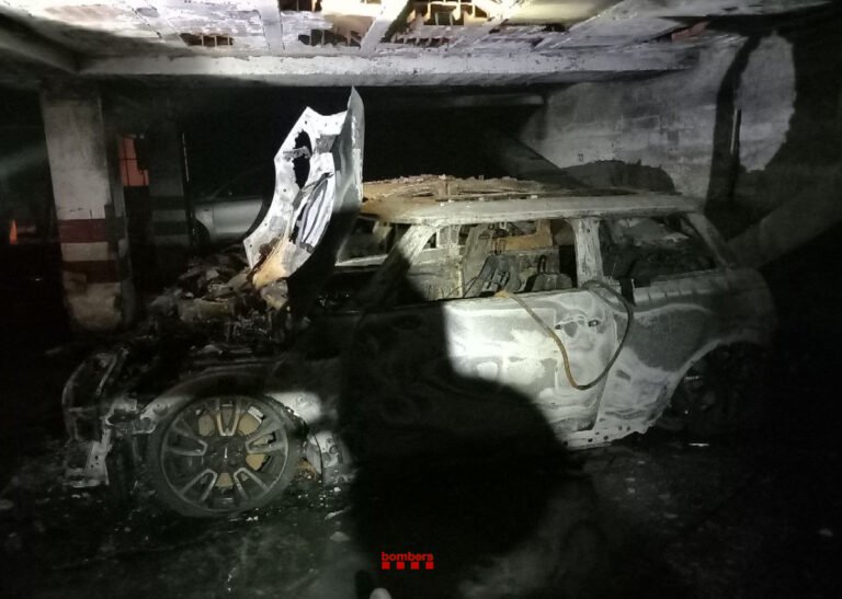 Dos heridas leves en un incendio en un aparcamiento subterráneo en Salou imagen 1088