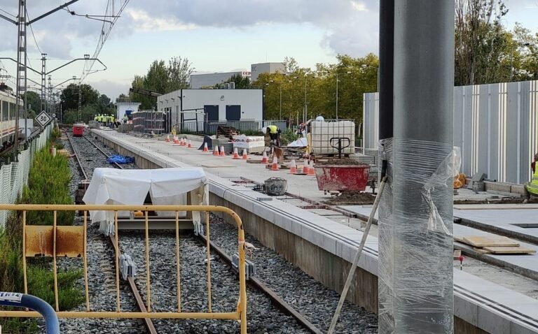 Otros cinco días sin trenes en la estación de Salou-PortAventura imagen 1093