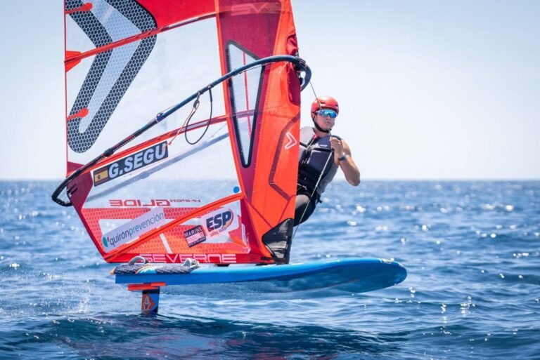 Guillem de Segú, del Club Nàutic Salou, sube al podio en la Copa de España de iQFoil imagen 851