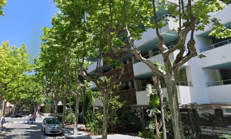 El hotel está ubicado en la calle Madrid