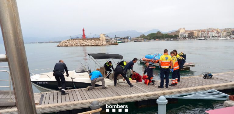 Rescatado un nadador exhausto en la playa del Cavet de Cambrils imagen 925
