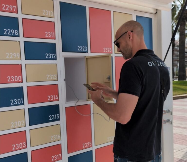 Salou estrena taquillas inteligentes para guardar objetos y cargar el móvil en la playa imagen 690