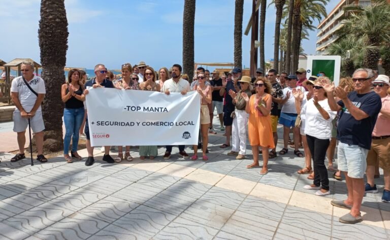 Medio centenar de personas se concentra en Salou contra el top manta imagen 682