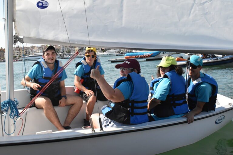 Una embarcación para que personas con diversidad funcional o movilidad reducida naveguen en Cambrils imagen 527