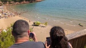 Un bañista de la playa Capellans de Salou, herido grave al caer de las rocas imagen 540