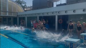 Salou se da un chapuzón contra la esclerosis múltiple imagen 572