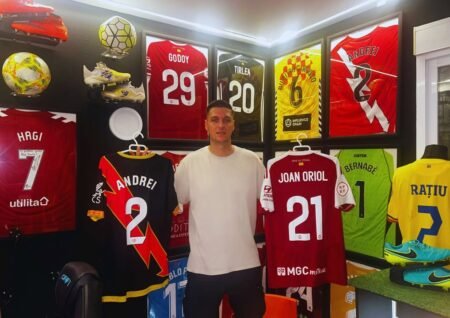 Un santuario de fútbol con más de 400 camisetas de equipos en La Pineda imagen 542
