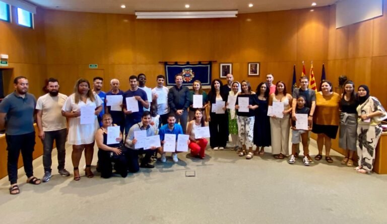 Cambrils lliura els certificats la Formació Integral d’Acollida a 30 persones nouvingudes imagen 543
