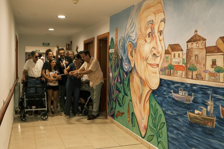 Un mural com a teràpia per millorar el benestar de la gent gran a Cambrils imagen 555
