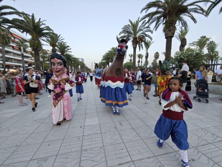 Salou exhibe sus elementos festivos imagen 413