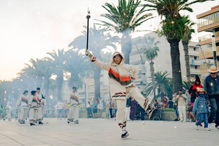 El correfoc infantil inunda de llum el passeig Jaume I de Salou imagen 442