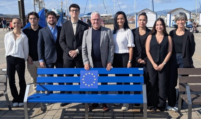 Salou inaugura un banco con la bandera de la Unión Europea imagen 216
