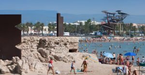 Muere un hombre al caer al agua mientras pescaba en la playa de La Pineda imagen 209