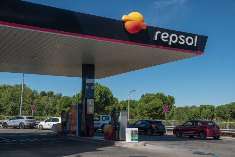 Repsol produce por primera vez gasolina renovable a escala industrial en Tarragona imagen 154
