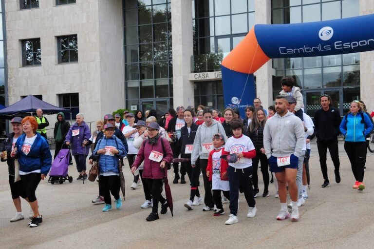 Un centenar de personas corre contra el cáncer en la primera ‘Rodes que donen vida’ de Cambrils imagen 61