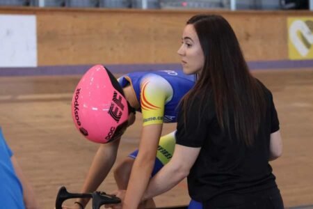 La ciclista vilasecana Helena Casas, nueva directora técnica de la Federación Catalana Helena Casas, de negro, con un ciclista de la Federación Catalana