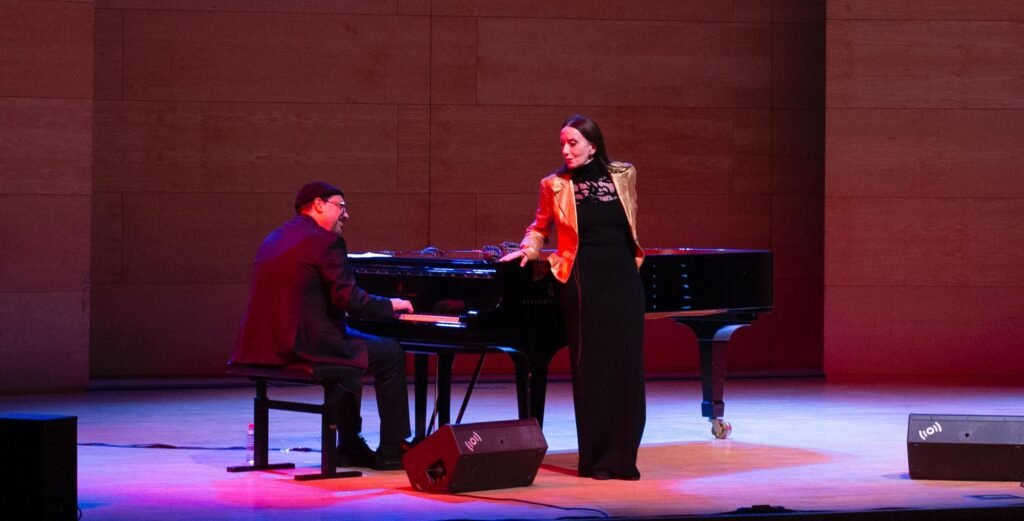 Luz Casal deslumbra en Vila-seca en una gala benéfica cargada de emoción Luz Casal actuó acompañada por el pianista Josep M. Baldomà