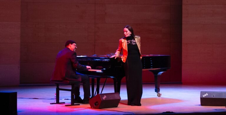 Luz Casal actuó acompañada por el pianista Josep M. Baldomà