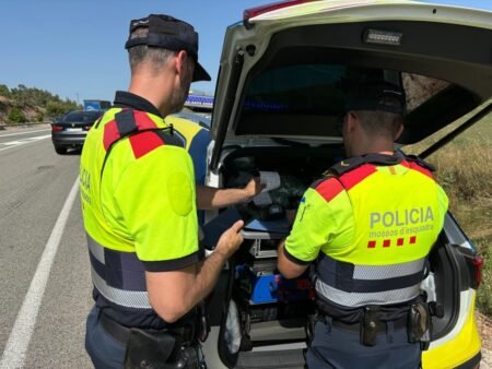 Detenidos dos ladrones en Salou con 107 antecedentes policiales Dos agentes de Mossos d'Esquadra durante un control de tráfico