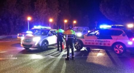 Detenido en Vila-seca un conductor ebrio y drogado que intentó embestir a dos agentes Vehículos de los Mossos d'Esquadra en un control en Vila-seca