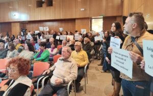 protesta de empleados municipales en un pleno de Cambrils