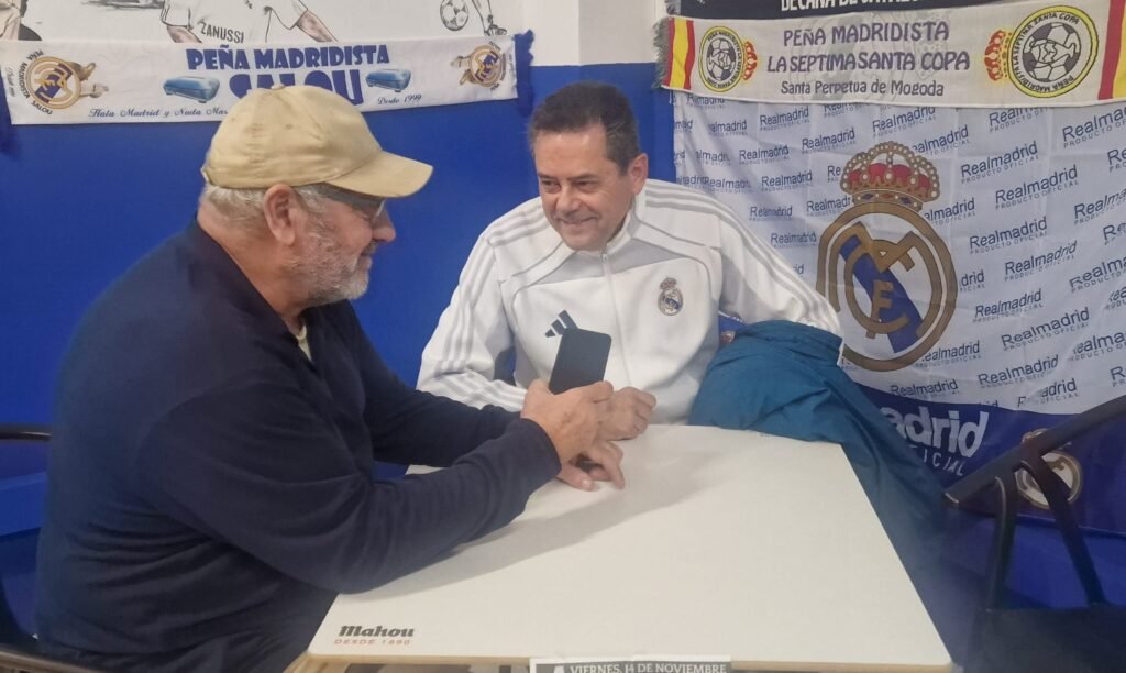 Un país como un chiringuito Tomàs Roncero, durante la entrevista con La Vila en la peña madridista de Salou