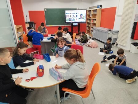 Les dones defensores de la pau ‘entren’ a les escoles de Cambrils