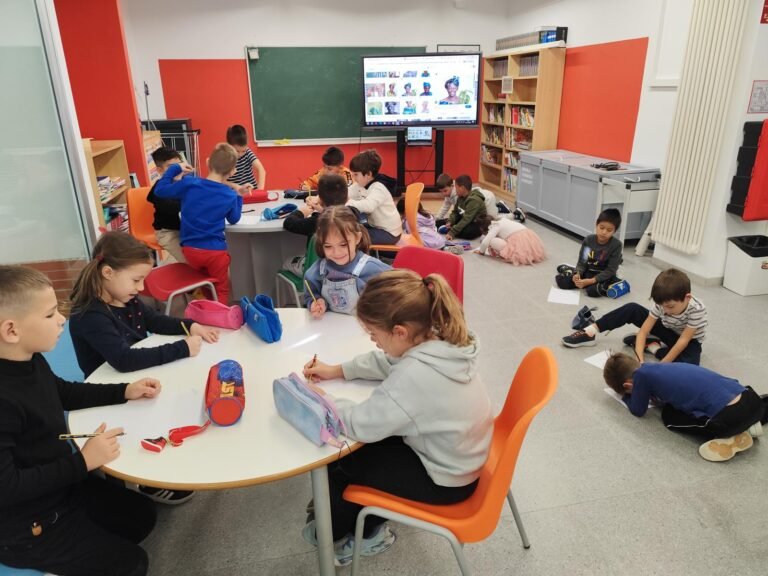 Les dones defensores de la pau ‘entren’ a les escoles de Cambrils