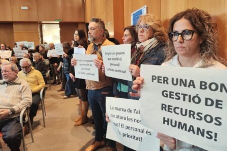 Una protesta de trabajadores en un pleno de Cambrils